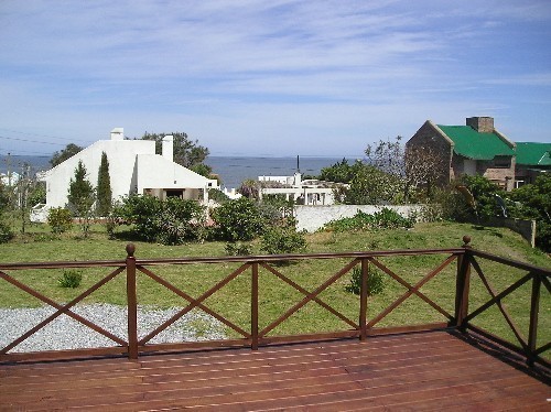Moderna Casa en alquiler y venta, de líneas netas, en el corazón de La Barra.